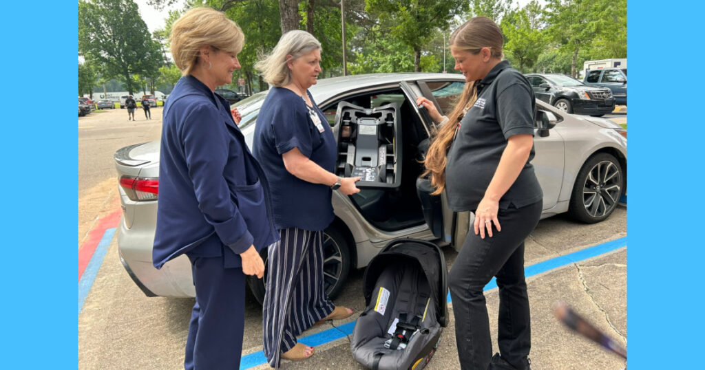 CHRISTUS Health Tặng Ghế Ngồi Ô Tô Cho Gia Đình Cần Hỗ Trợ