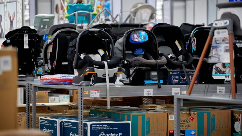 Tăng giá xe đẩy và ghế ngồi ô tô: Phụ huynh lo lắng